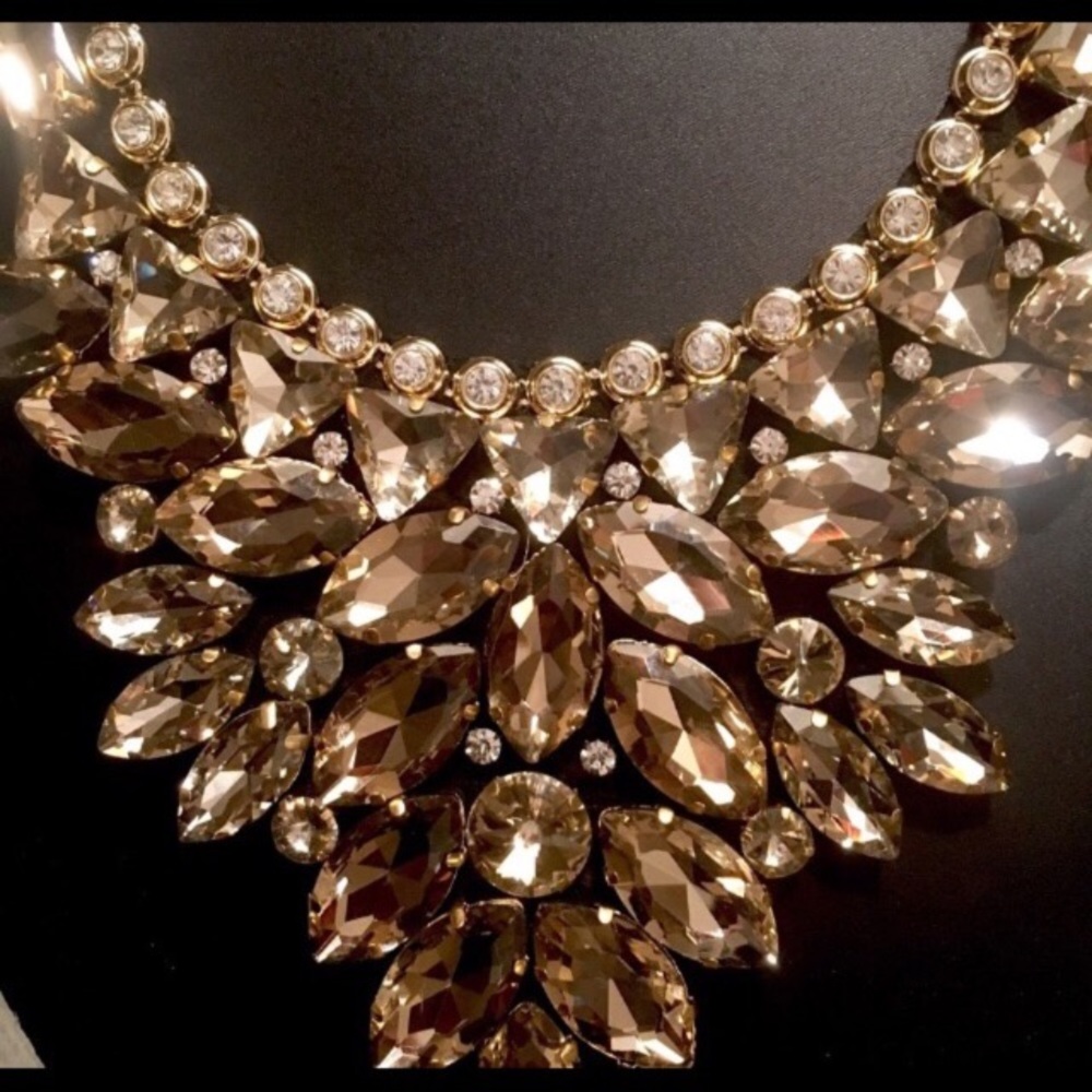 NWT. Champagne V-Shape Statement Necklace. - Picture 3 of 4